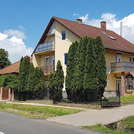 Grosses Ferienhaus Plattensee Balaton - Nyaralo Haz 6 Szobaval, 5 Fuerdoszobaval, 3000 Nm Lägenhet Szolad Exteriör bild