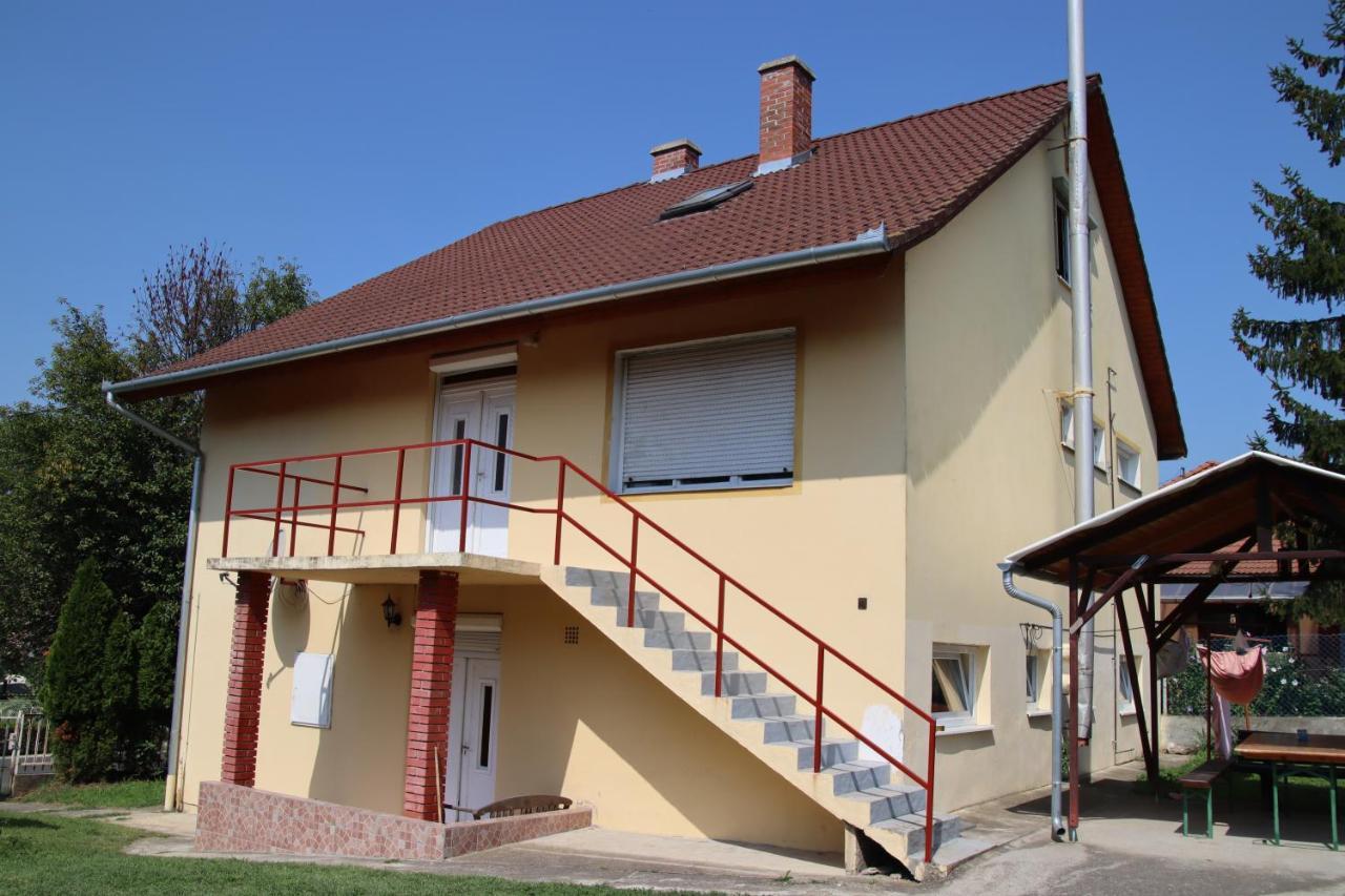 Grosses Ferienhaus Plattensee Balaton - Nyaralo Haz 6 Szobaval, 5 Fuerdoszobaval, 3000 Nm Lägenhet Szolad Exteriör bild