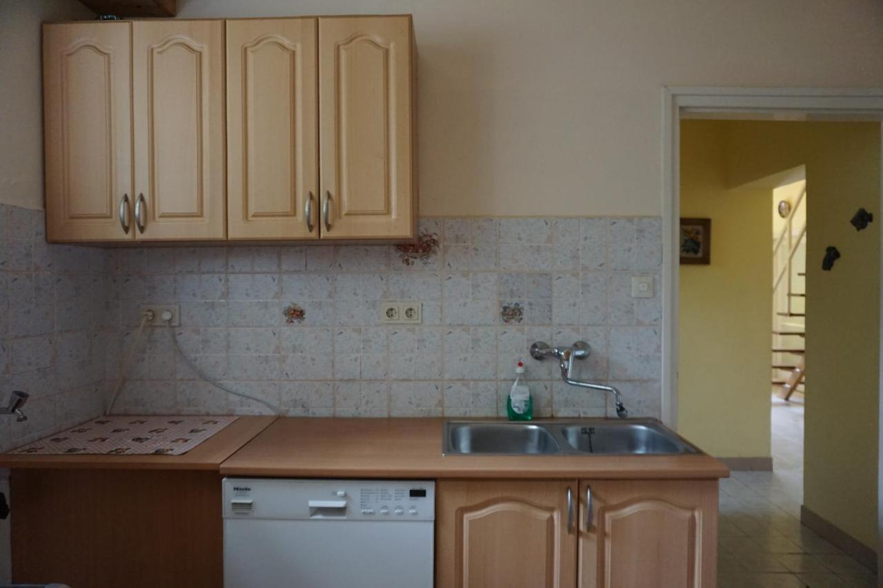 Grosses Ferienhaus Plattensee Balaton - Nyaralo Haz 6 Szobaval, 5 Fuerdoszobaval, 3000 Nm Lägenhet Szolad Exteriör bild