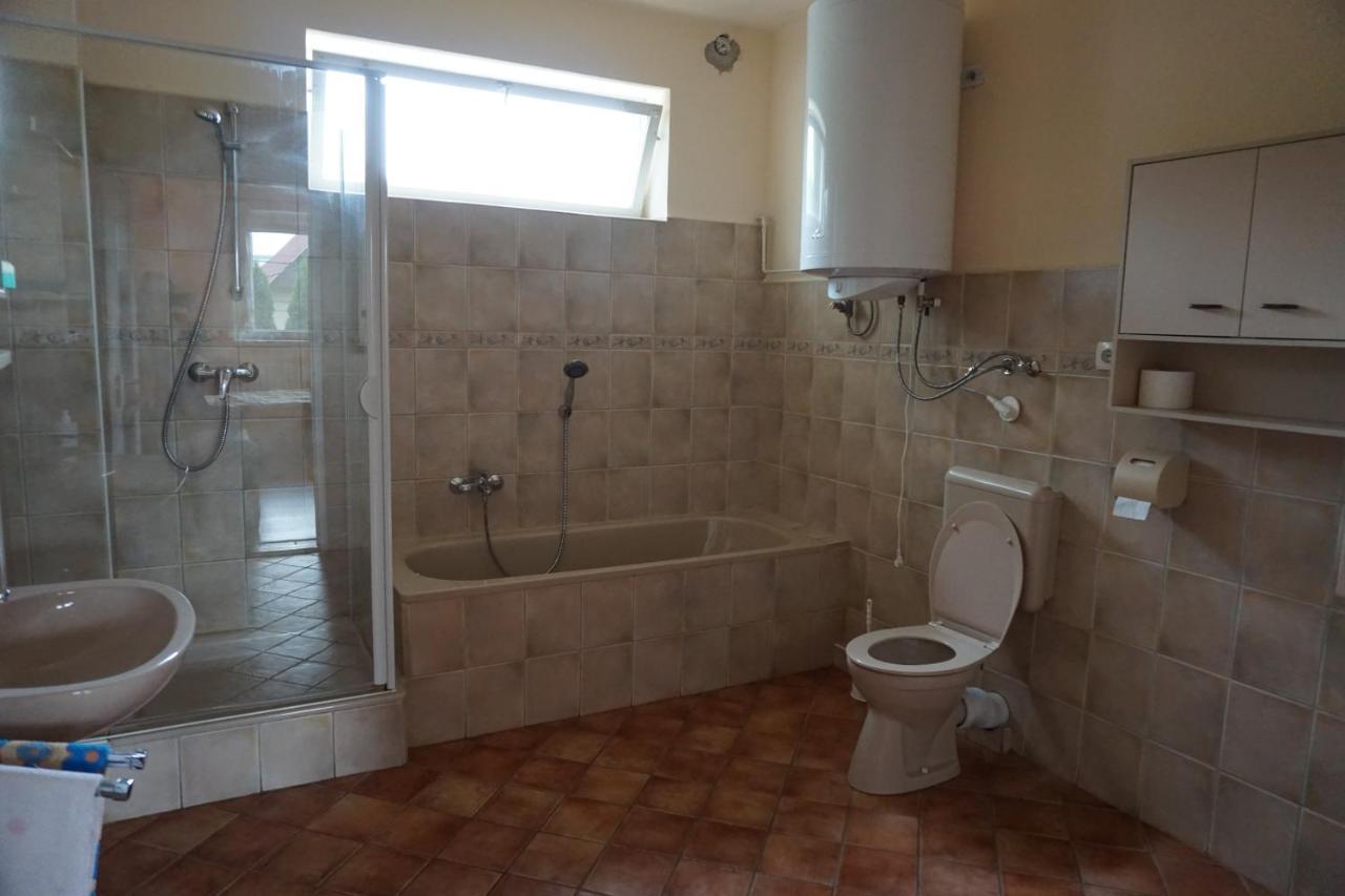 Grosses Ferienhaus Plattensee Balaton - Nyaralo Haz 6 Szobaval, 5 Fuerdoszobaval, 3000 Nm Lägenhet Szolad Exteriör bild