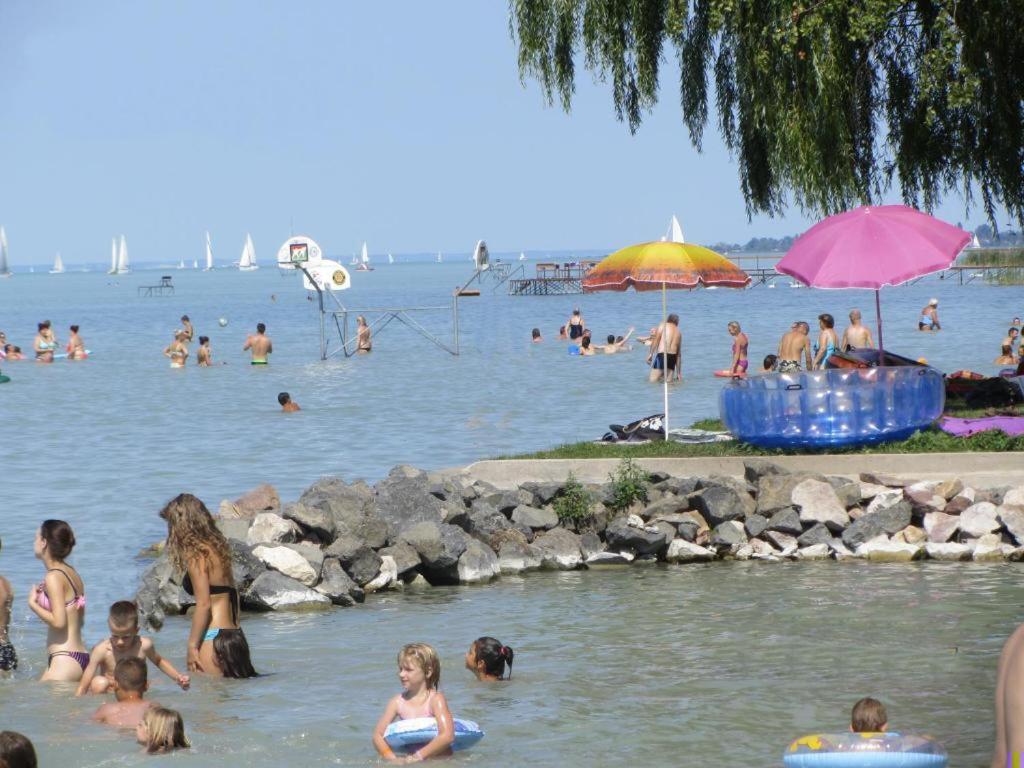Grosses Ferienhaus Plattensee Balaton - Nyaralo Haz 6 Szobaval, 5 Fuerdoszobaval, 3000 Nm Lägenhet Szolad Exteriör bild