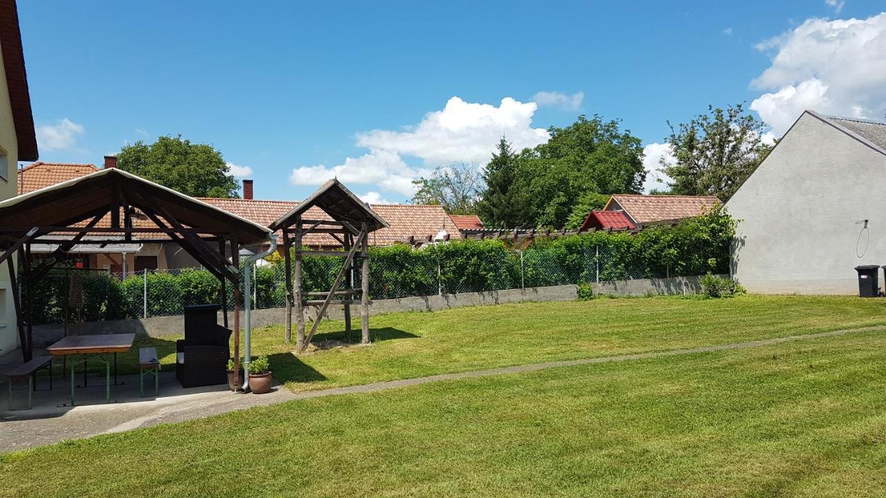 Grosses Ferienhaus Plattensee Balaton - Nyaralo Haz 6 Szobaval, 5 Fuerdoszobaval, 3000 Nm Lägenhet Szolad Exteriör bild