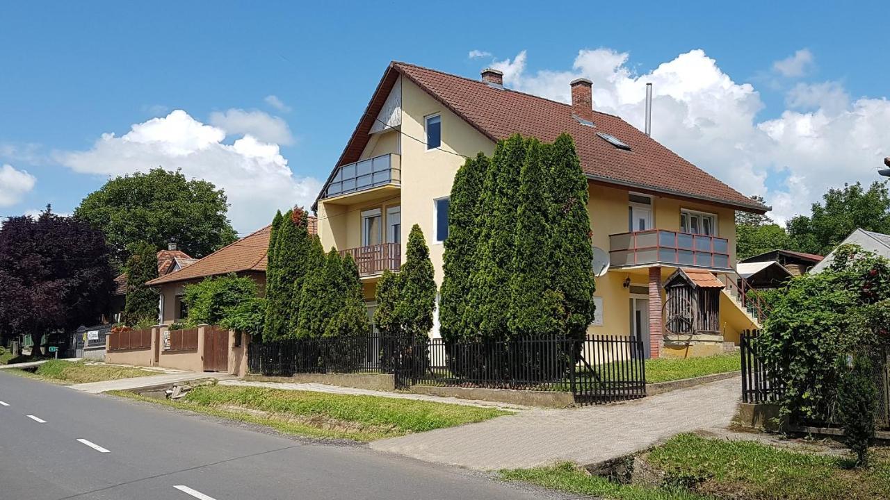 Grosses Ferienhaus Plattensee Balaton - Nyaralo Haz 6 Szobaval, 5 Fuerdoszobaval, 3000 Nm Lägenhet Szolad Exteriör bild