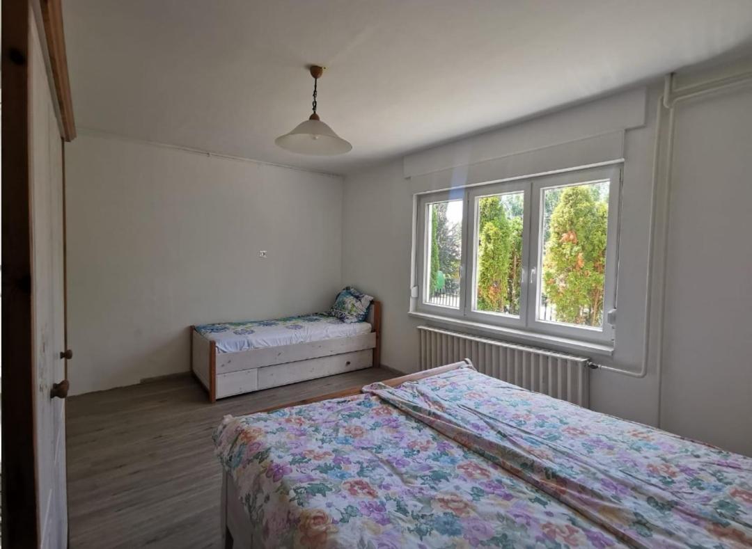 Grosses Ferienhaus Plattensee Balaton - Nyaralo Haz 6 Szobaval, 5 Fuerdoszobaval, 3000 Nm Lägenhet Szolad Exteriör bild